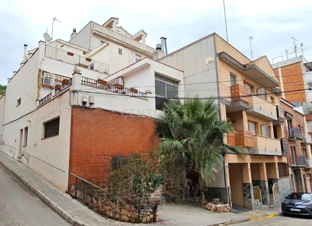 GRANDE CASA À VENDA NO CENTRO DA VILA DE CERVELLÓ, A APENAS 15 KM DE BARCELONA E DO AEROPORTO EL PRAT - IDEAL PARA VÁRIAS FAMÍLIAS OU COMO MASIA SEM JARDIM - Image 2