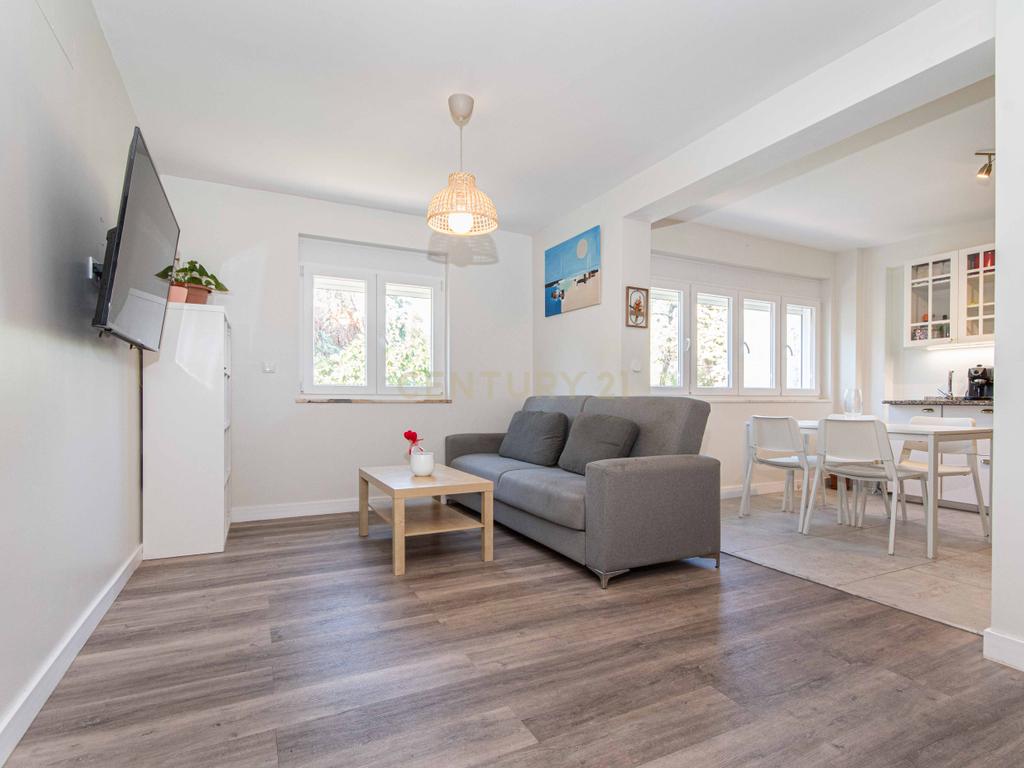 Apartamento T2 Renovado com Vista Panorâmica em Lisboa - Image 10