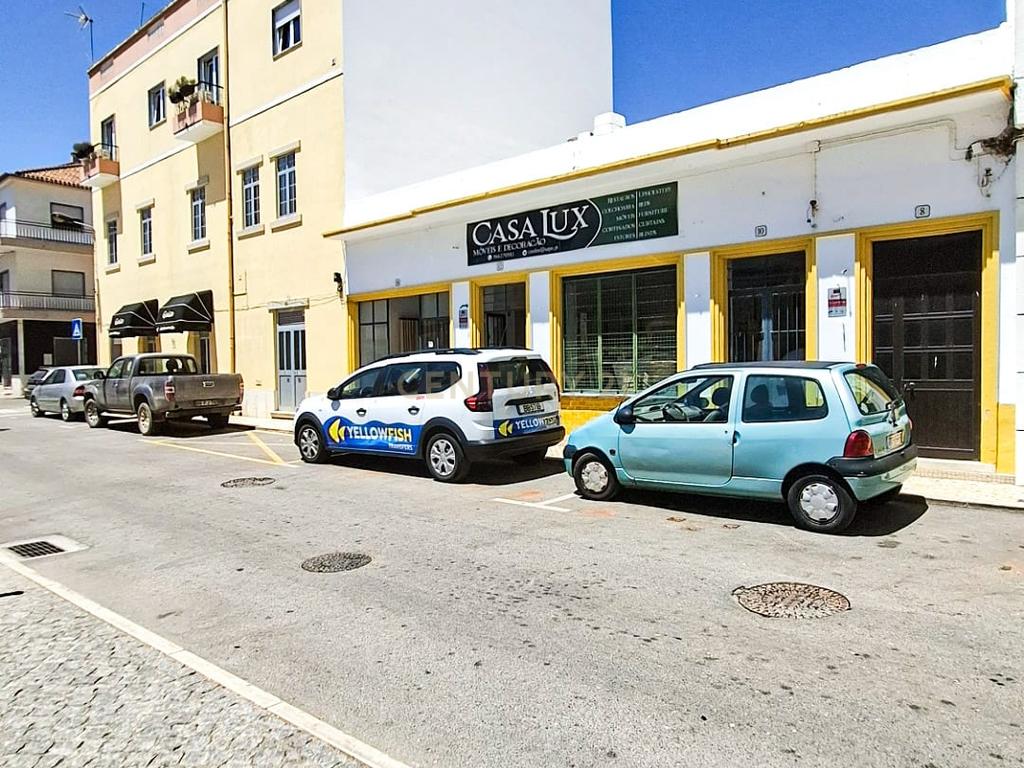 Moradia T3+2 com Terraço, Pátio e Espaço Comercial em São Bartolomeu de Messines – Silves, Faro - Image 4