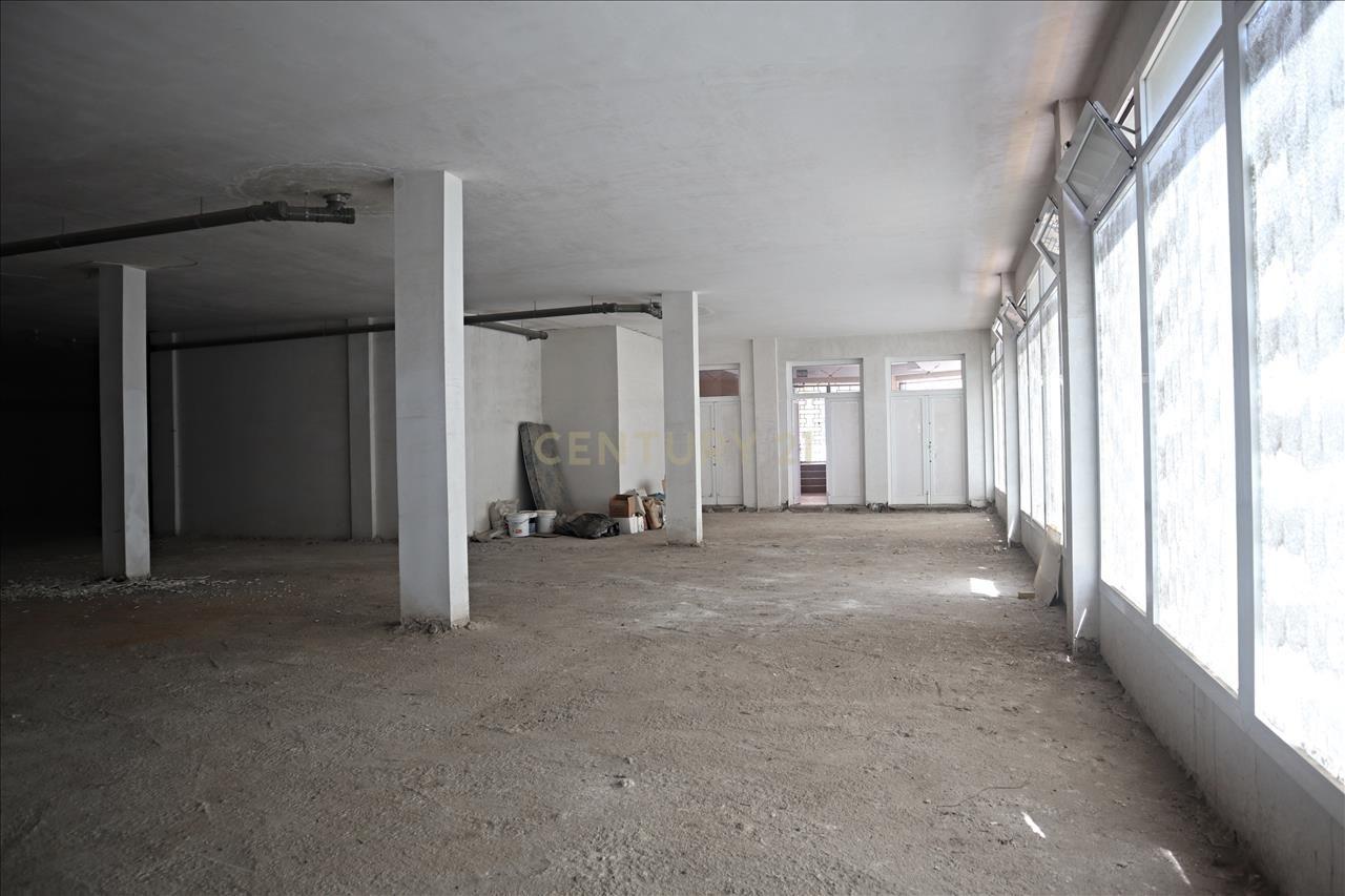 Oportunidade Única! Amplo Espaço Comercial em Localização Estratégica de Santa Cruz - Image 8