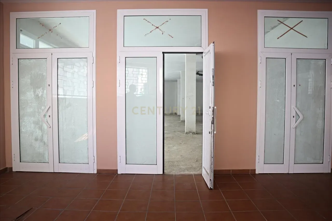 Oportunidade Única! Amplo Espaço Comercial em Localização Estratégica de Santa Cruz - Image 2