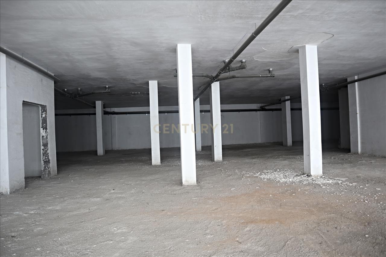 Oportunidade Única! Amplo Espaço Comercial em Localização Estratégica de Santa Cruz - Image 4