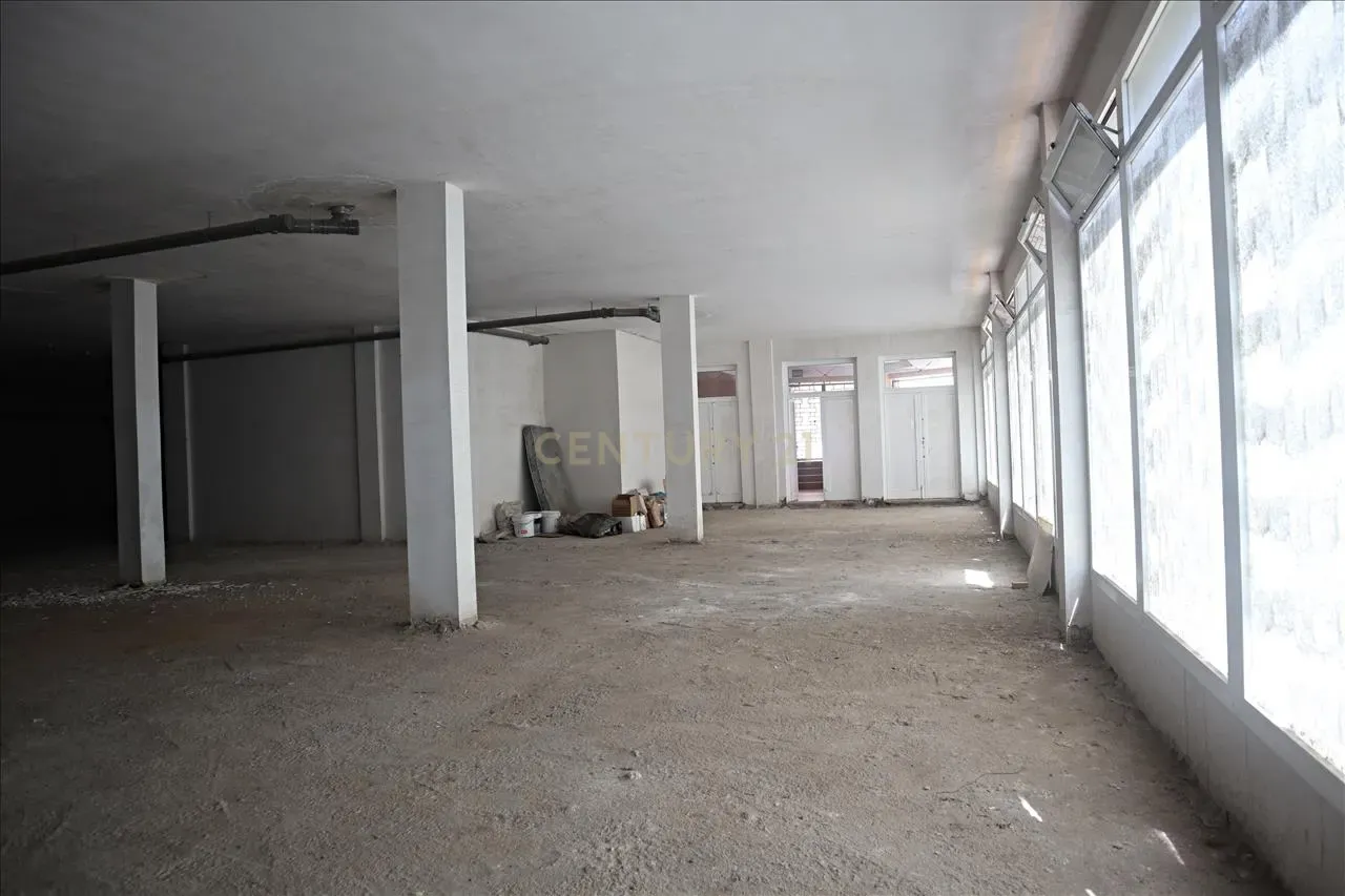 Oportunidade Única! Amplo Espaço Comercial em Localização Estratégica de Santa Cruz - Image 1