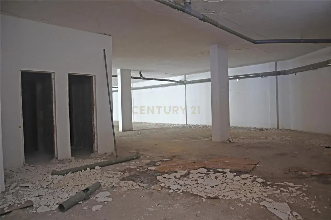Oportunidade Única! Amplo Espaço Comercial em Localização Estratégica de Santa Cruz - Image 7