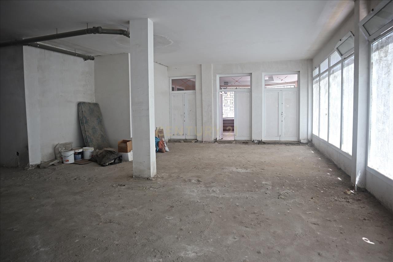 Oportunidade Única! Amplo Espaço Comercial em Localização Estratégica de Santa Cruz - Image 3