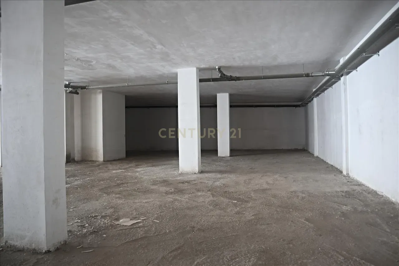 Oportunidade Única! Amplo Espaço Comercial em Localização Estratégica de Santa Cruz - Image 5