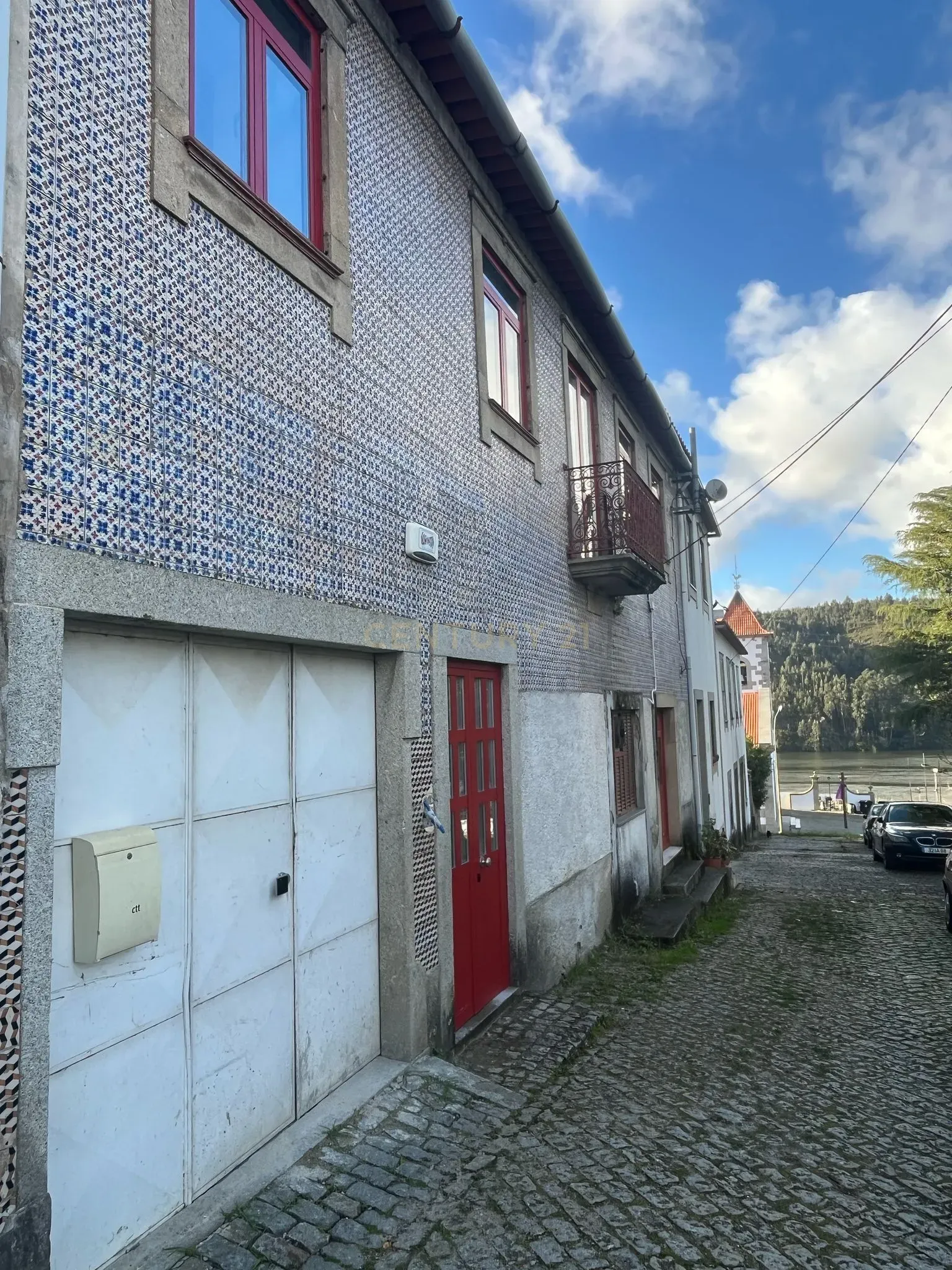 Edifício com T0, T1 e T2 com jardim, jacuzzi e piscina em Castelo de Paiva - Image 1