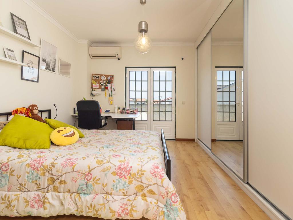 Moradia duplex de 5 assoalhadas com cave em Azeitão - Image 20