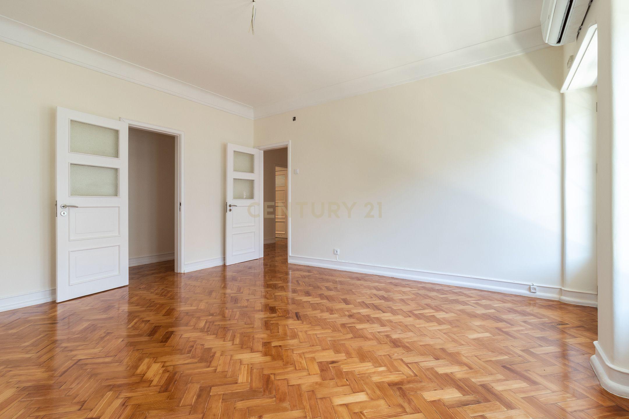 Fotografia 9 de Apartamento T4 renovado, Bairro de São Miguel, Alvalade, Lisboa. Para Arrendar!