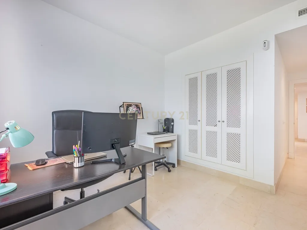 Encantador apartamento de 3 quartos no piso térreo elevado com vista para o mar e para o jardim – Nueva Andalucía. - Image 22