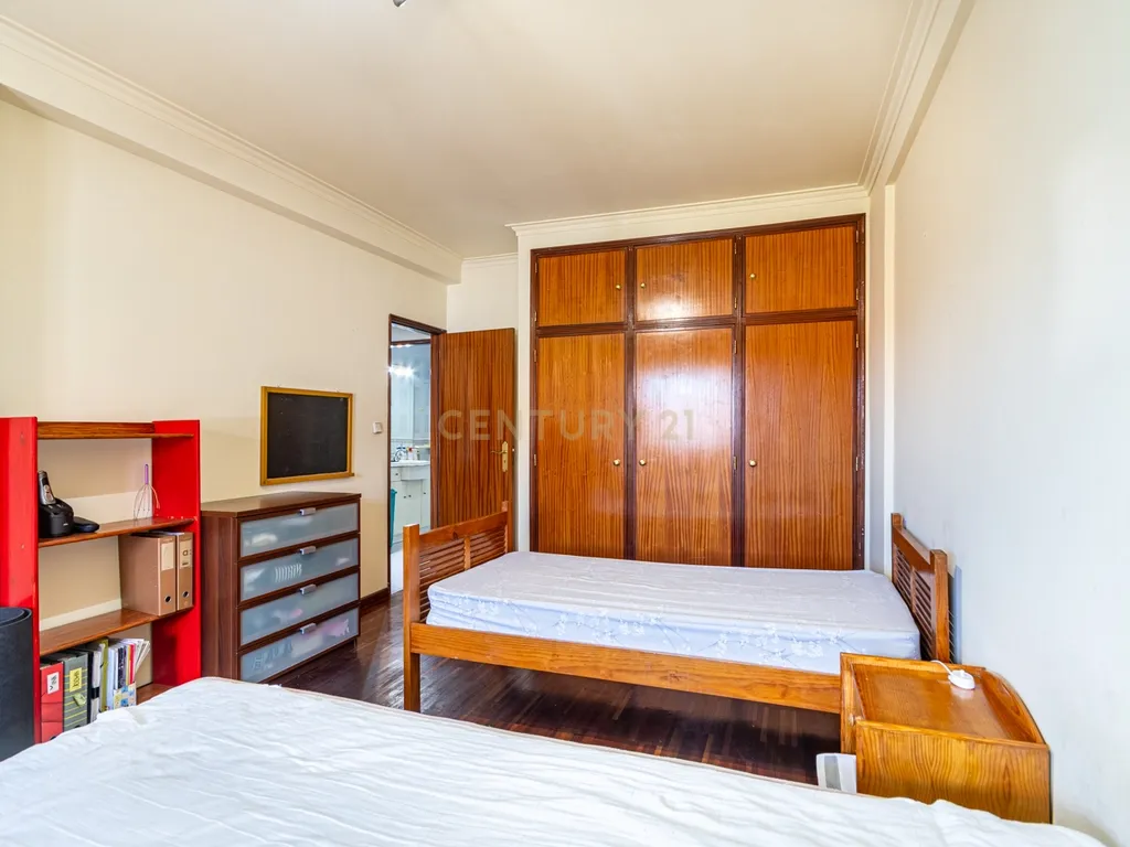 Apartamento T2 Espaçoso com Garagem Box e Arrecadação – Pedernais, Ramada - Image 14