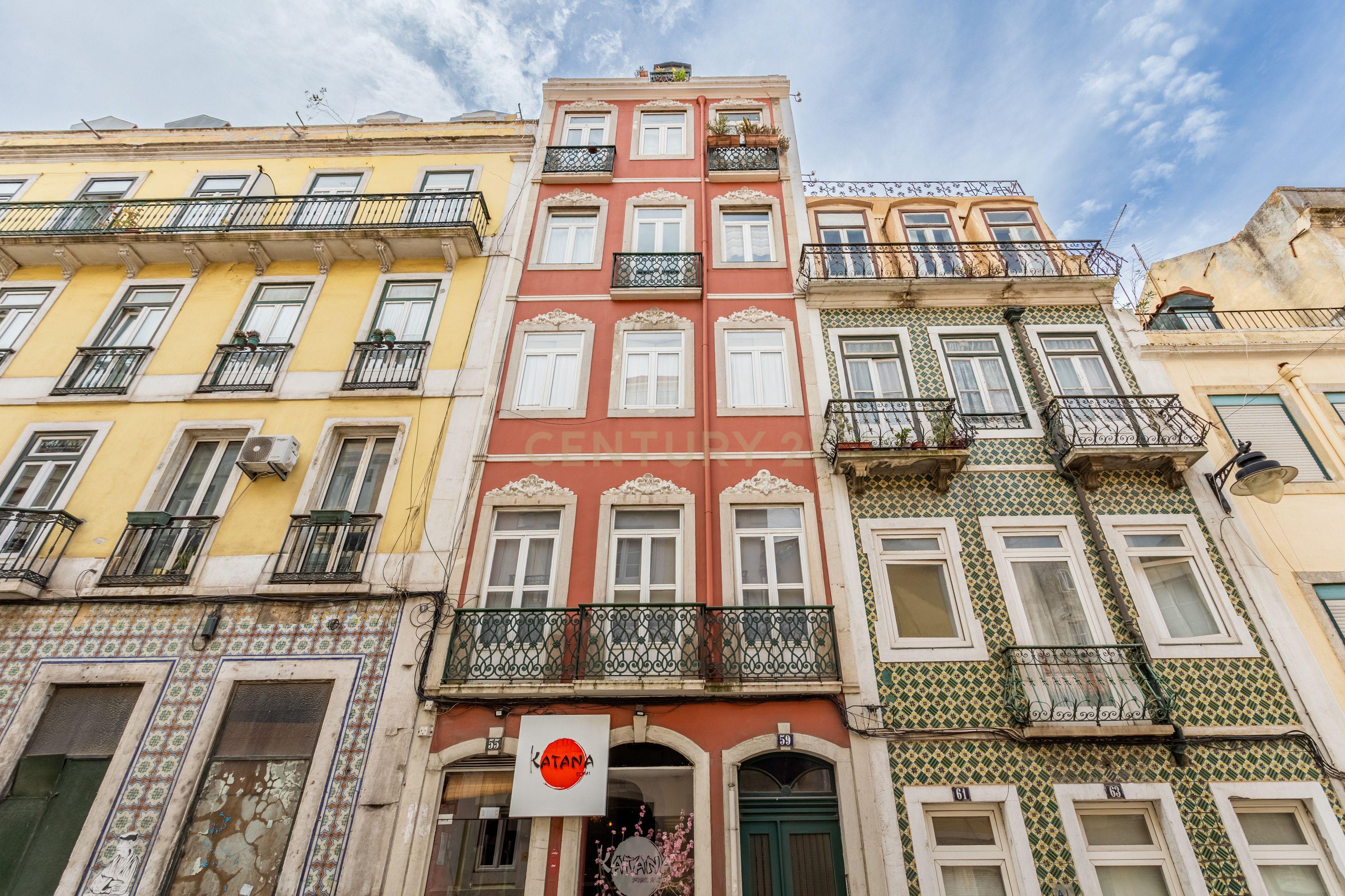 Apartamento T3 inserido num prédio de traça tradicional, no coração de Lisboa, a 5 min da Basílica da Estrela - Image 1