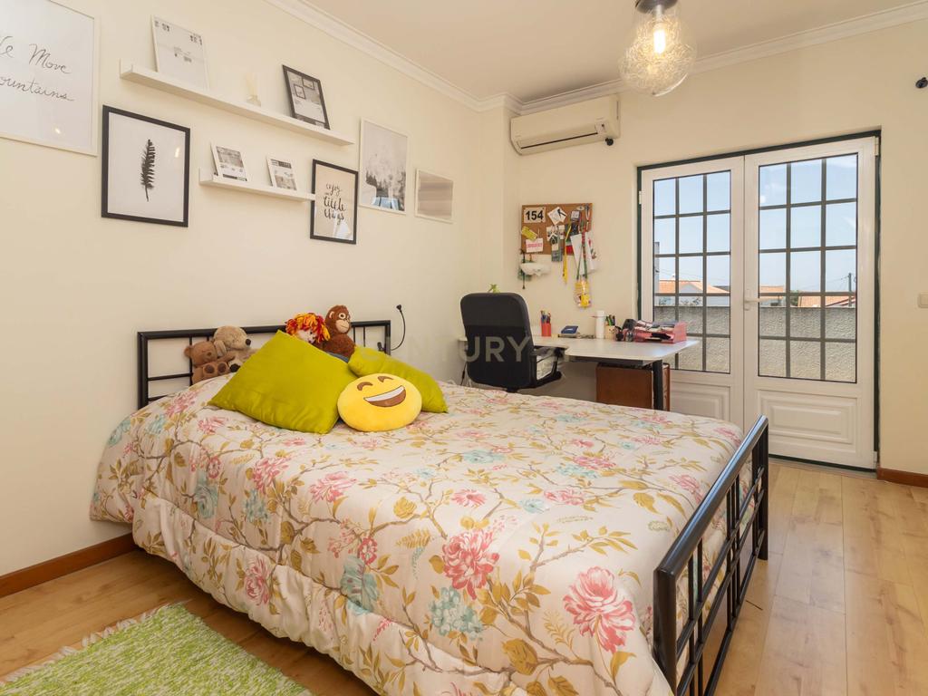 Moradia duplex de 5 assoalhadas com cave em Azeitão - Image 21