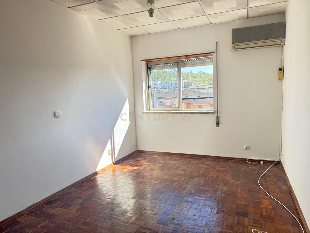 Arrendamento T3 com Garagem | Boas Áreas | Bairro de Santa Apolónia - Image 11
