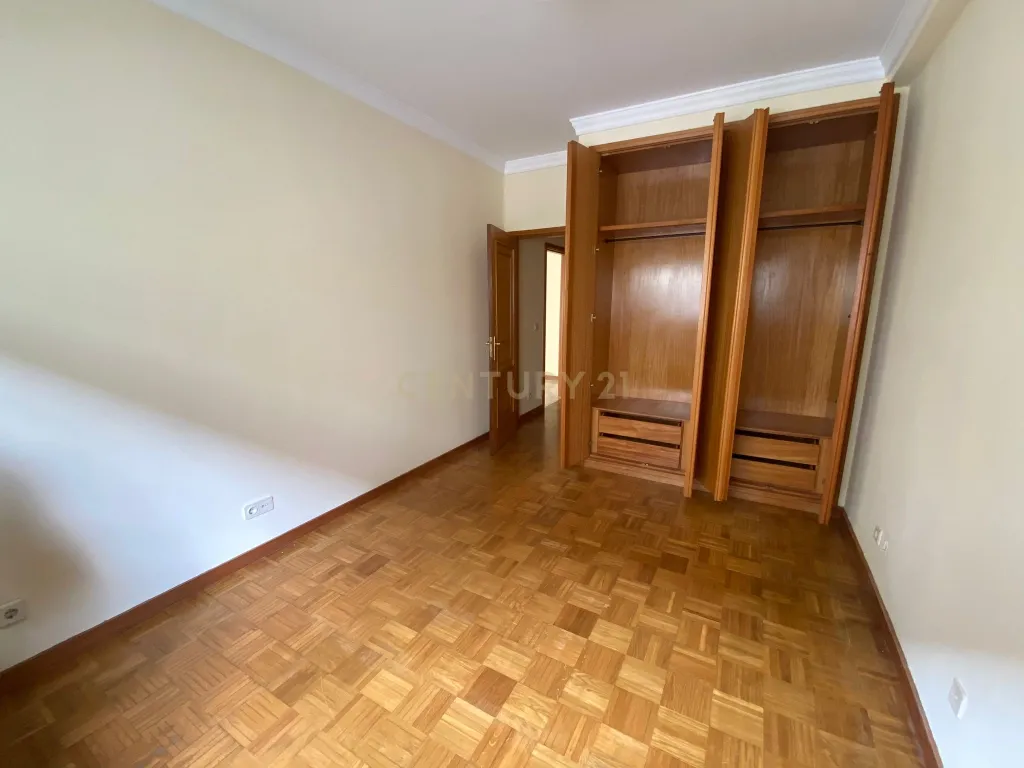 Apartamento T1 com Varanda e Garagem, Águas Santas, Maia - Image 7