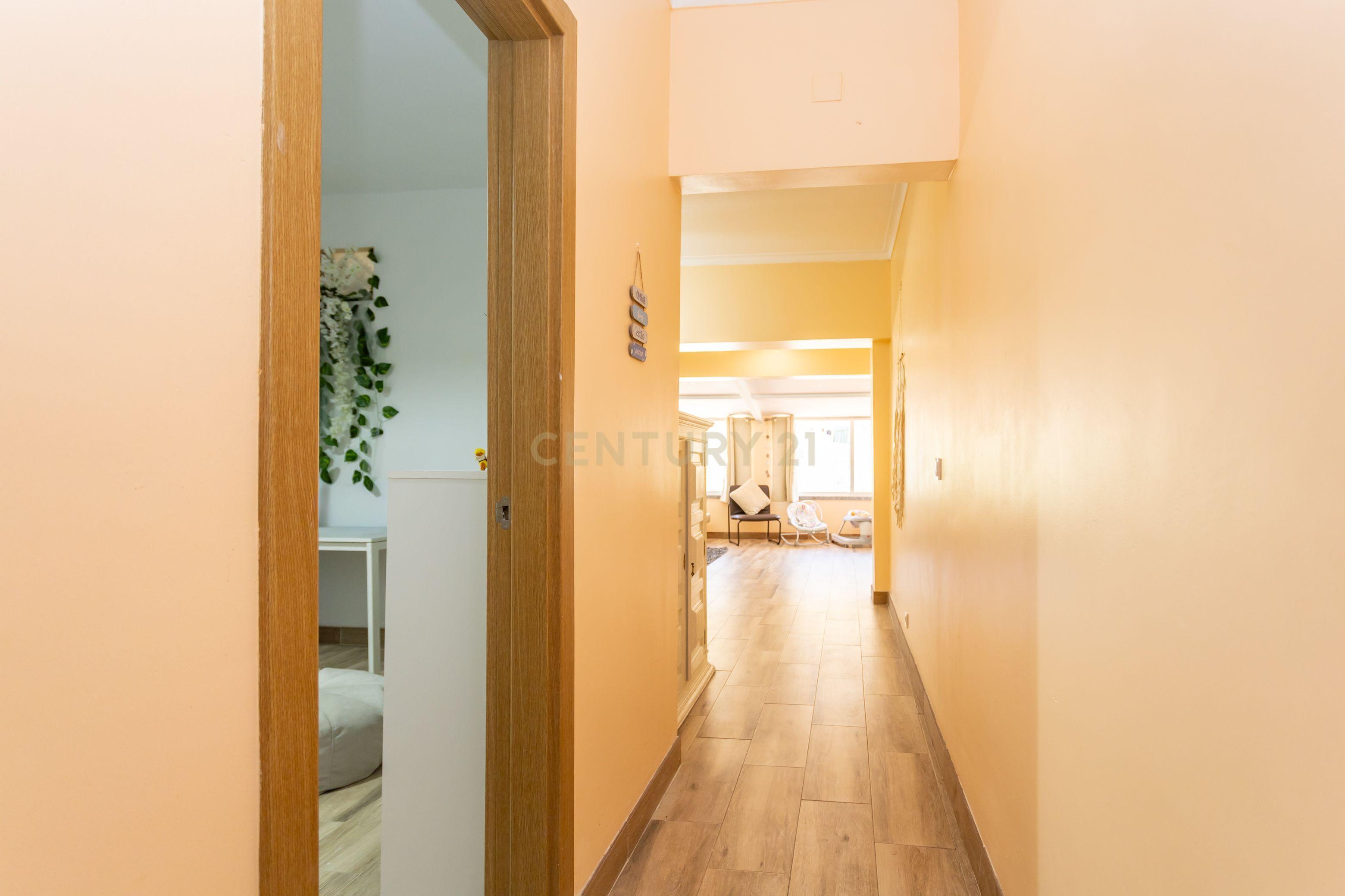 Fotografia 8 de Apartamento T2(+1) Renovado com Logradouro de 100m² – Pronto a Habitar (Mobilado e Equipado) em Paio Pires - Oportunidade Única!