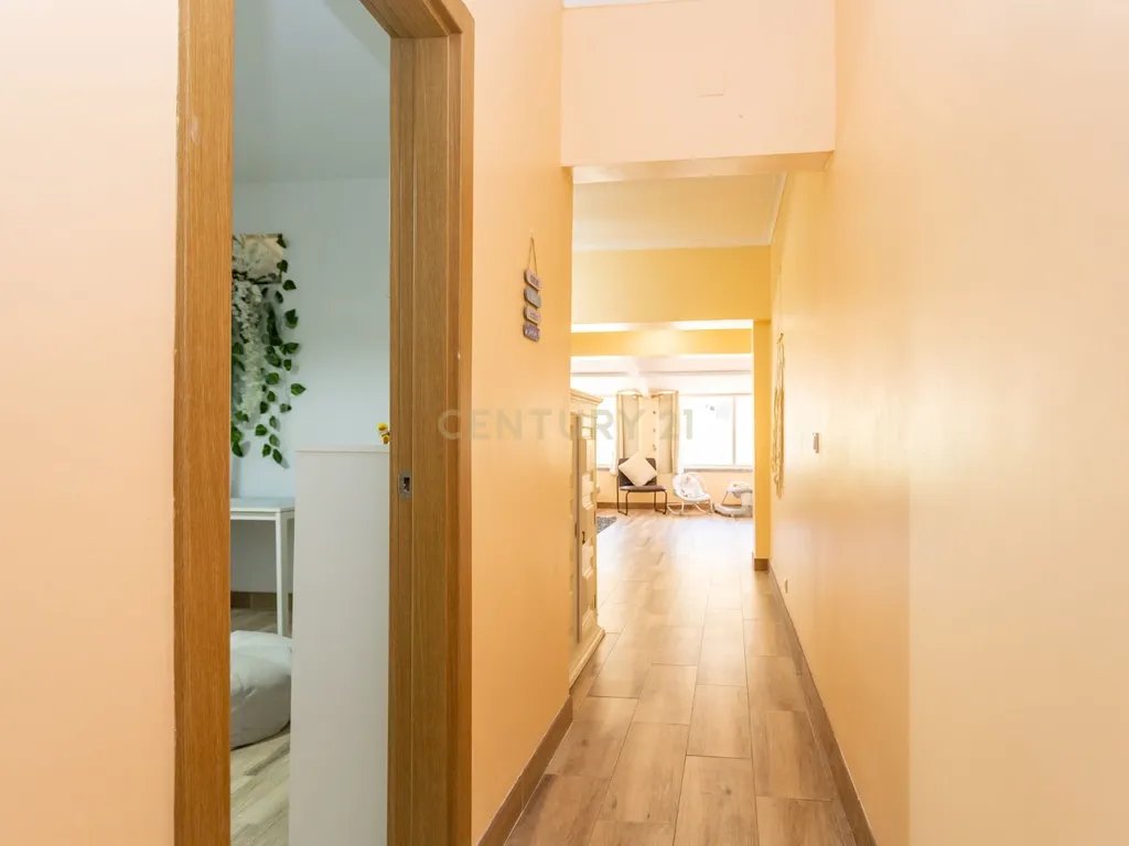 Apartamento T2(+1) Renovado com Logradouro de 100m² – Pronto a Habitar (Mobilado e Equipado) em Paio Pires - Oportunidade Única! - Image 8