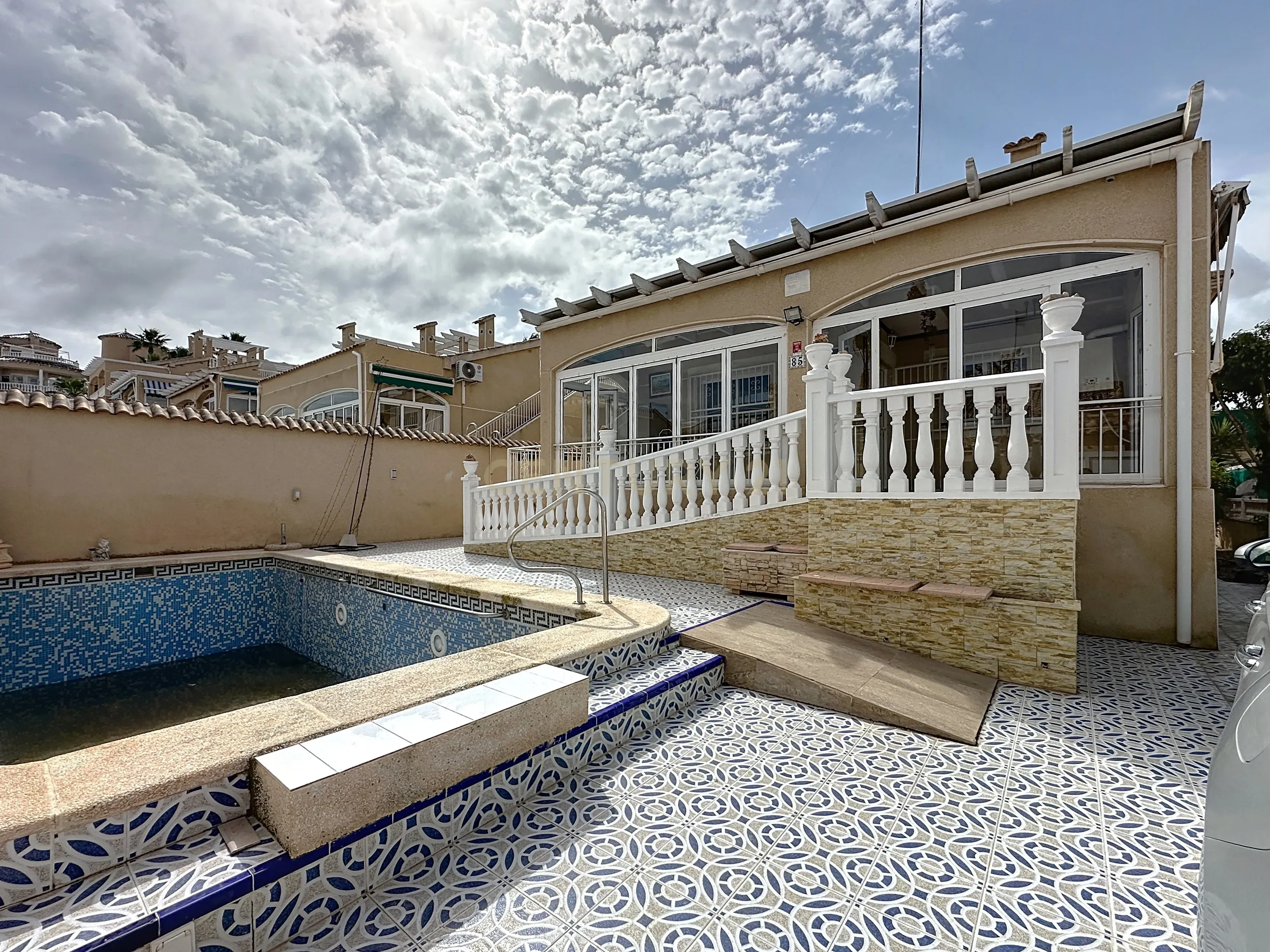 Encantadora moradia com piscina em La Florida – Orihuela Costa - Image 2