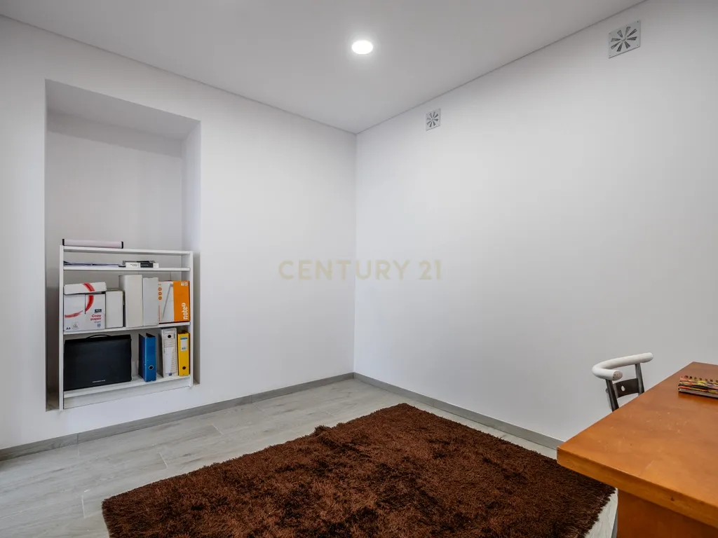 T0+1 Renovado com Armazém de 105 m² e Logradouro Privado em Albufeira - Image 23