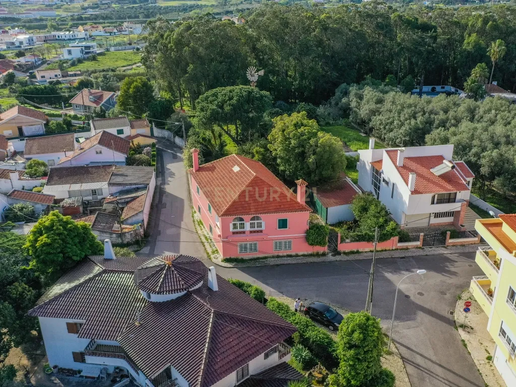 Moradia de charme T5 com Garagem e Terreno em Abrunheira, Sintra - Image 2