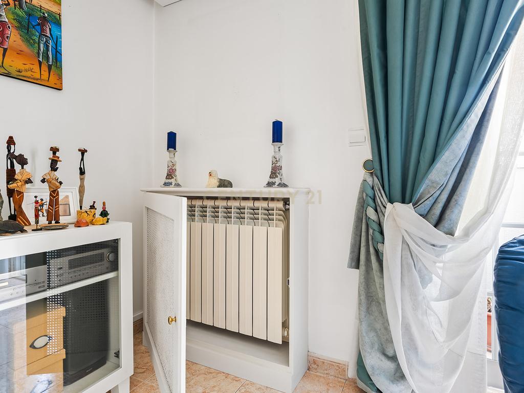 Apartamento T1 com garagem e arrecadação no Casal de São Brás, Amadora - Image 3