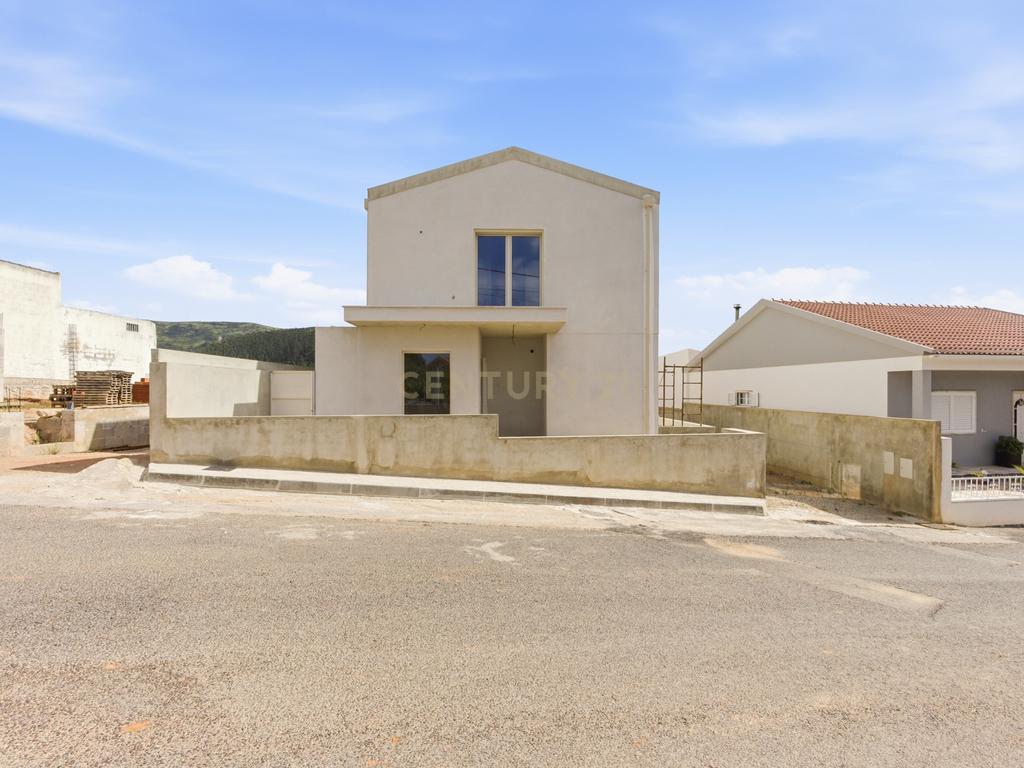 MORADIA T3 NOVA COM PISCINA E VISTA SERRA EM LOTE 795 M2 | Vilar, Cadaval - Image 21