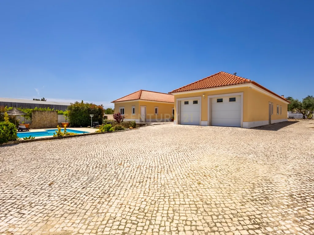 Moradia T5 Térrea com Piscina, Garagem e Lote de 2000 m² – Venda do Alcaide - Image 38