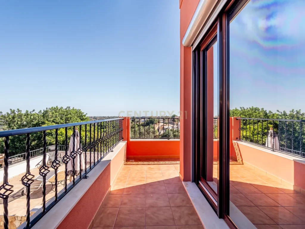 Propriedade com três habitações, piscina aquecida e sauna, num terreno de 10.000 m² - Image 16