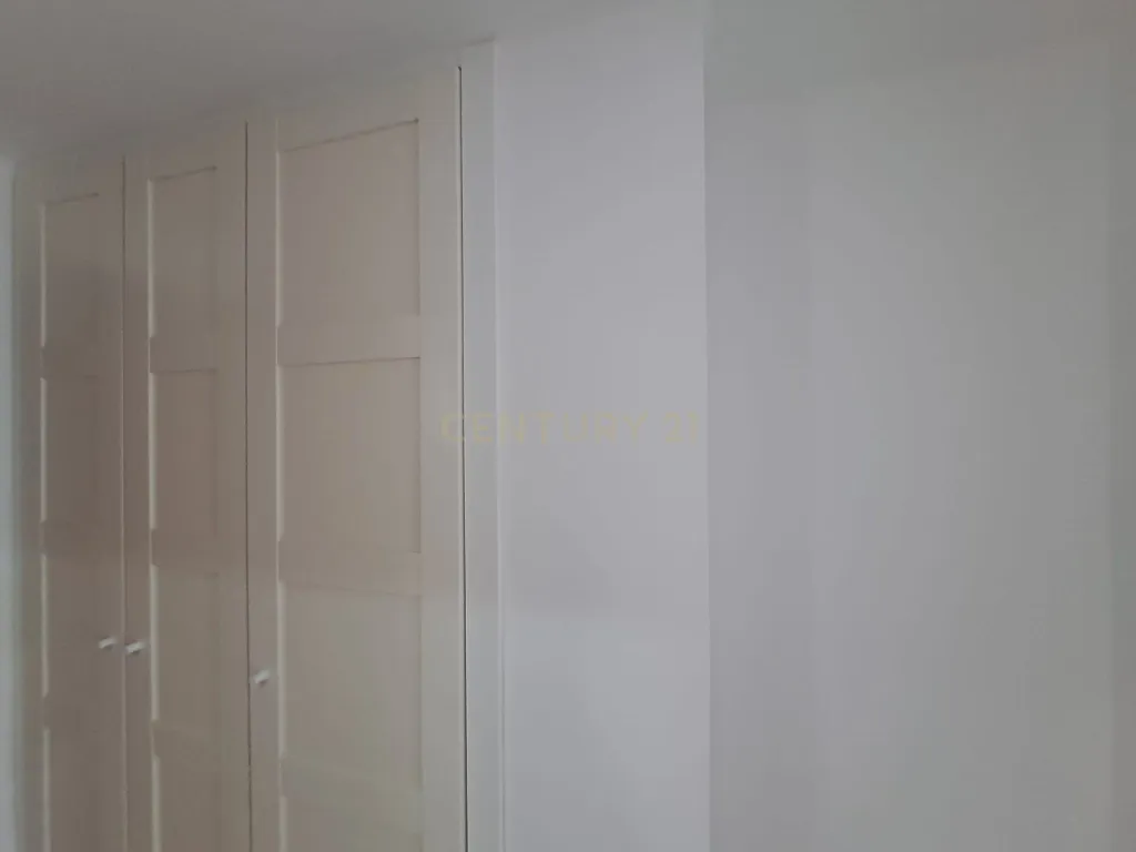 T2 Totalmente Remodelado em Almada | Luminosidade, Conforto e Localização Privilegiada - Image 13