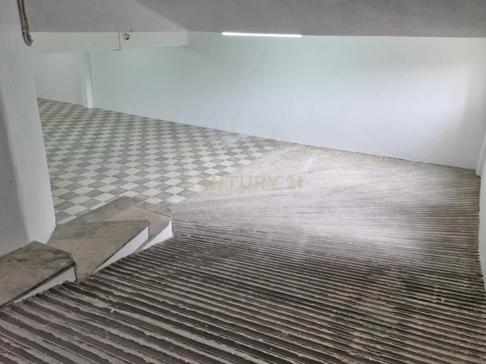 Fotografia 4 de Armazém Gigante de 347 m² no Laranjeiro – Espaço Raro e Cheio de Potencial!