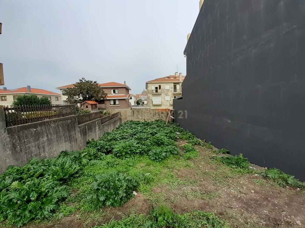 Terreno para construção de moradia de 3 frentes à Liga Portuguesa de futebol. - Image 2