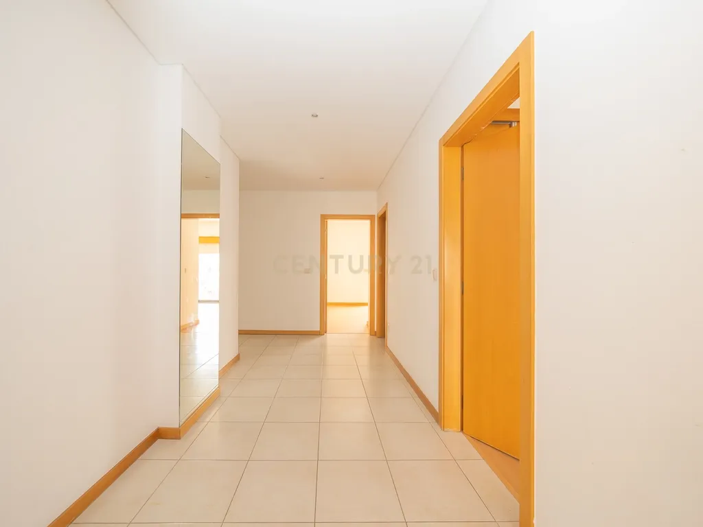 Apartamento T3 com Duas Varandas, Garagem Box e Lugar de estacionamento na Vila Serena, Pinhal Novo - Image 34