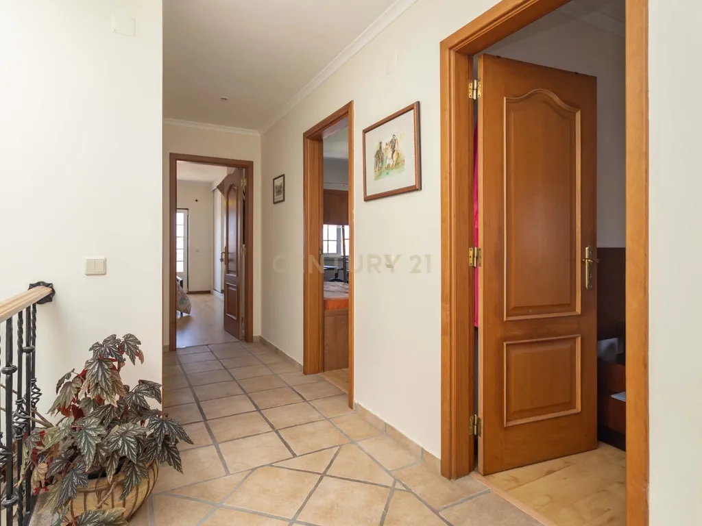 Moradia duplex de 5 assoalhadas com cave em Azeitão - Image 18