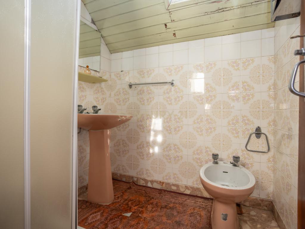 MORADIA TÉRREA T3 COM SÓTÃO E GARAGEM + MORADIA T5 (Benfeitoria) -  EM FERNÃO FERRO - Image 47
