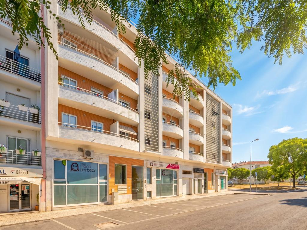 Apartamento T2 em Montijo com Parqueamento e Varandas - Image 24