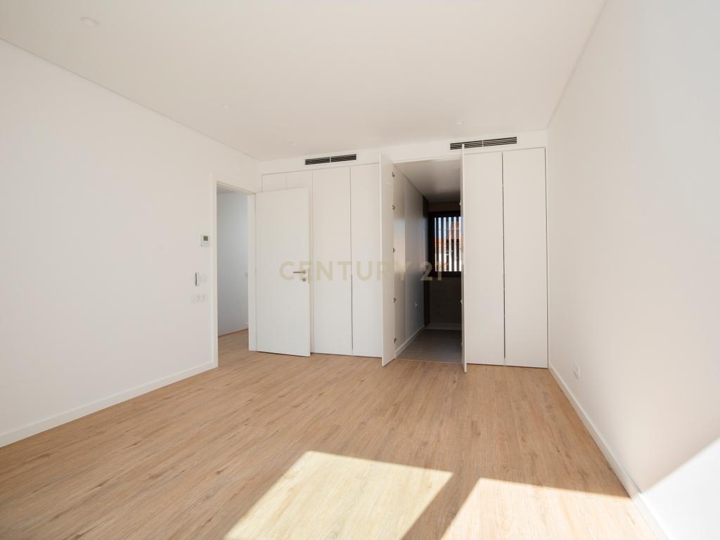 Moradia T3+1 em Murches | Lote 340m² | Piscina | Jardim | Garagem - Image 18
