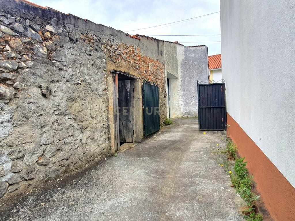 Moradia c/ Terreno e Anexos - Image 20