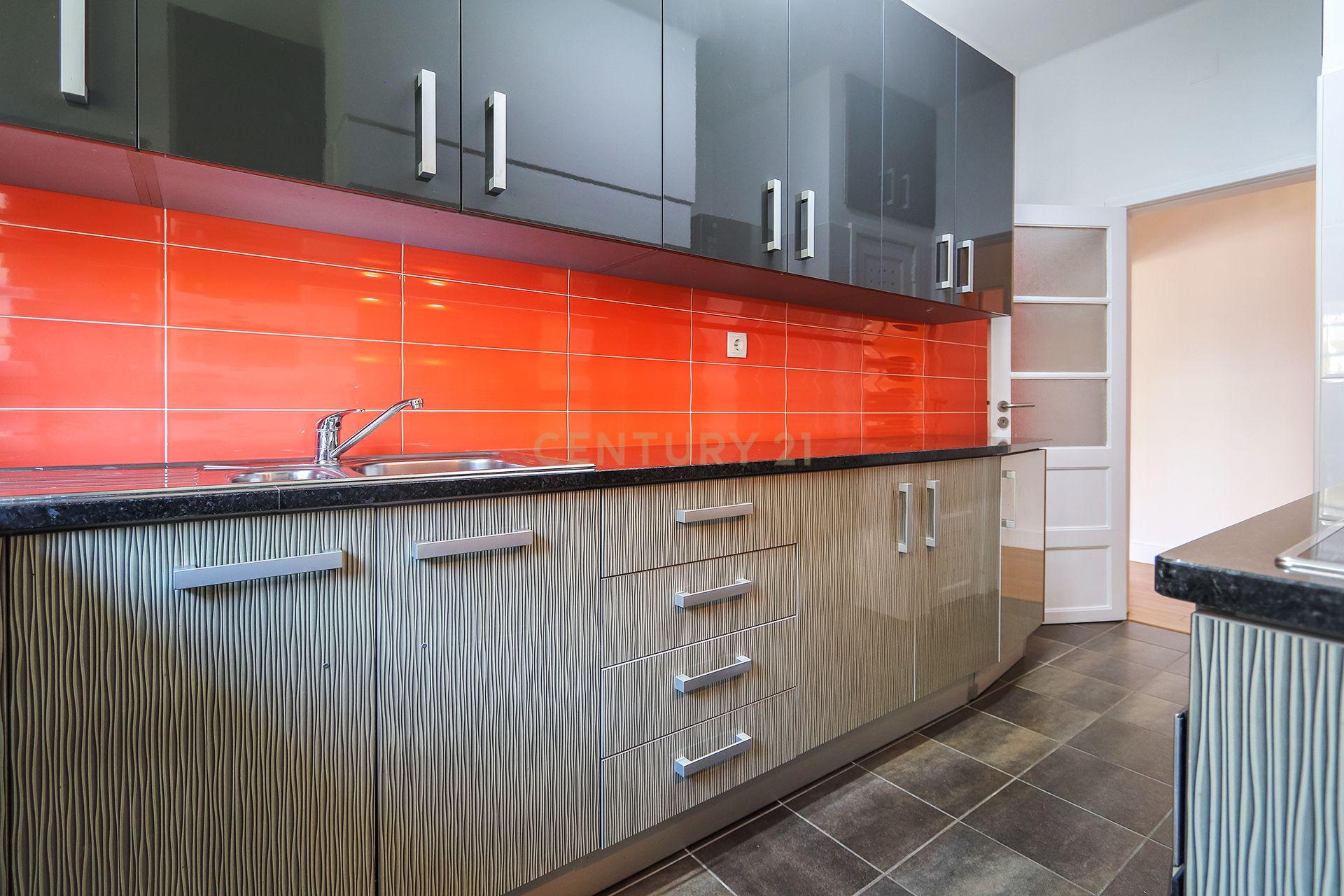 Fotografia 8 de Apartamento T3 para arrendamento com varanda junto à Avenida de Roma | Prédio com "arte"