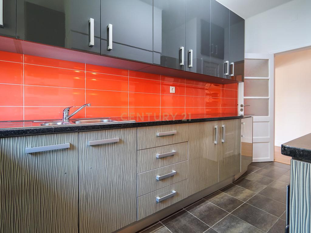 Apartamento T3 para arrendamento com varanda junto à Avenida de Roma | Prédio com "arte" - Image 8