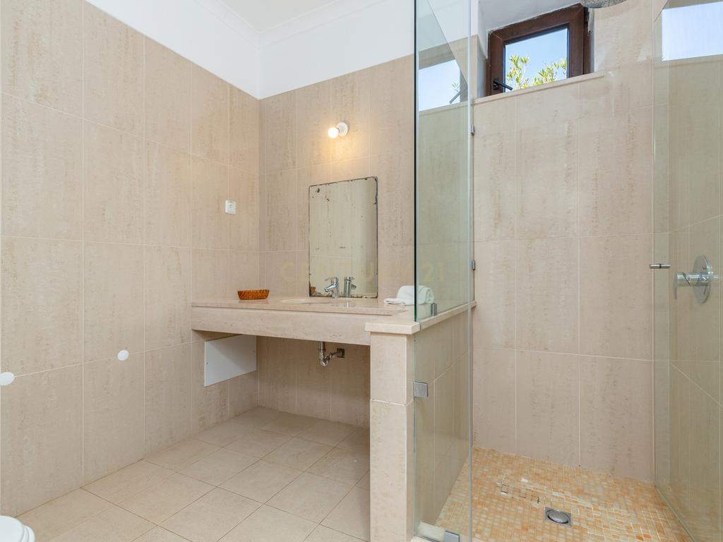 Moradia T4 Independente – Um Refúgio de Conforto e Elegância - Image 24