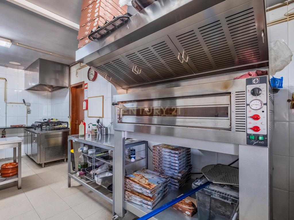 Trespasse de Pizzaria com esplanada em Águas Santas - Image 8