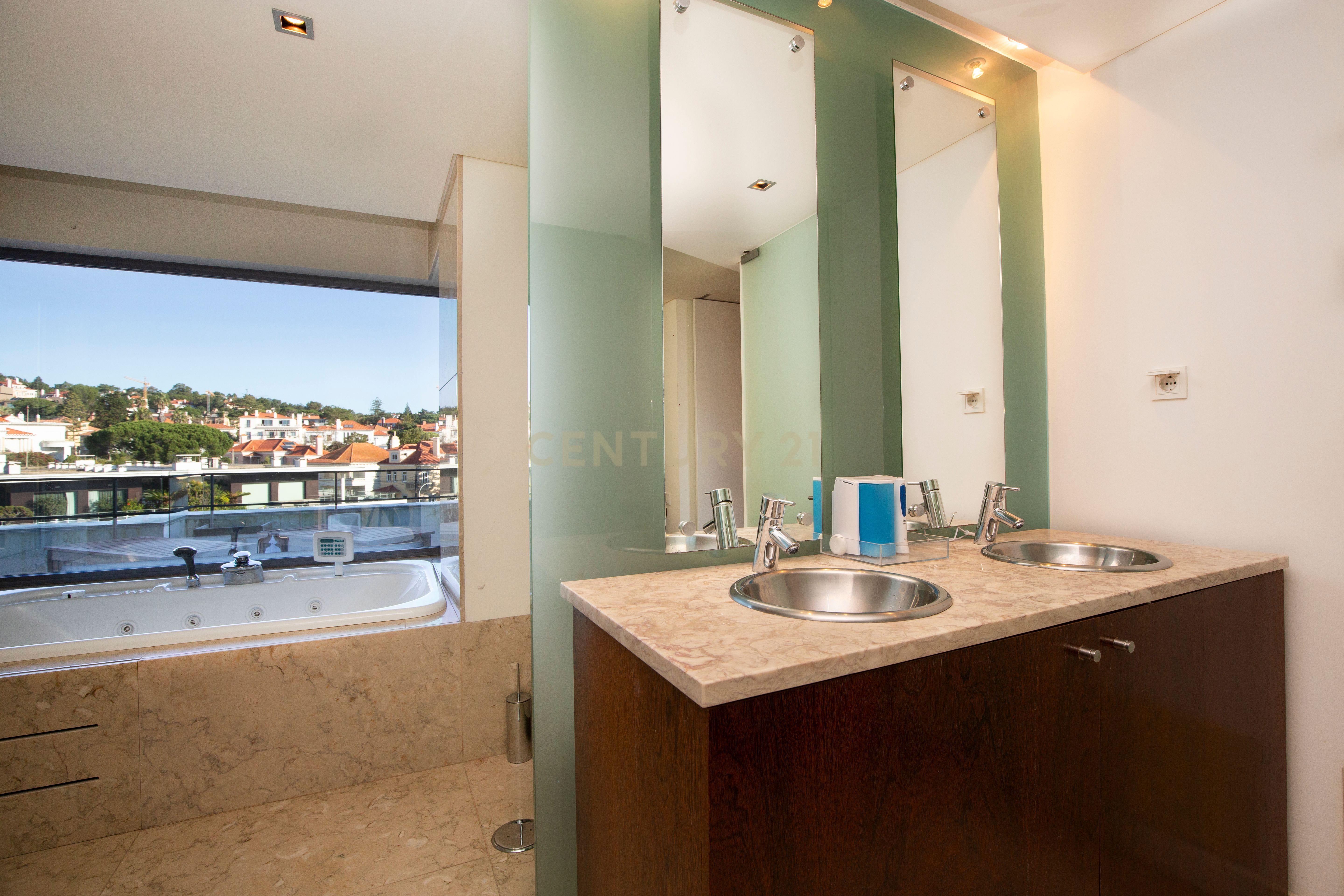 Apartamento T4 duplex em condomínio localizado no centro do Estoril - Image 17
