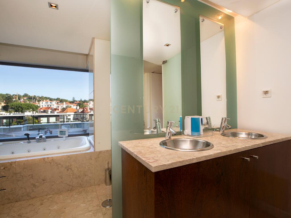 Apartamento T4 duplex em condomínio localizado no centro do Estoril - Image 17