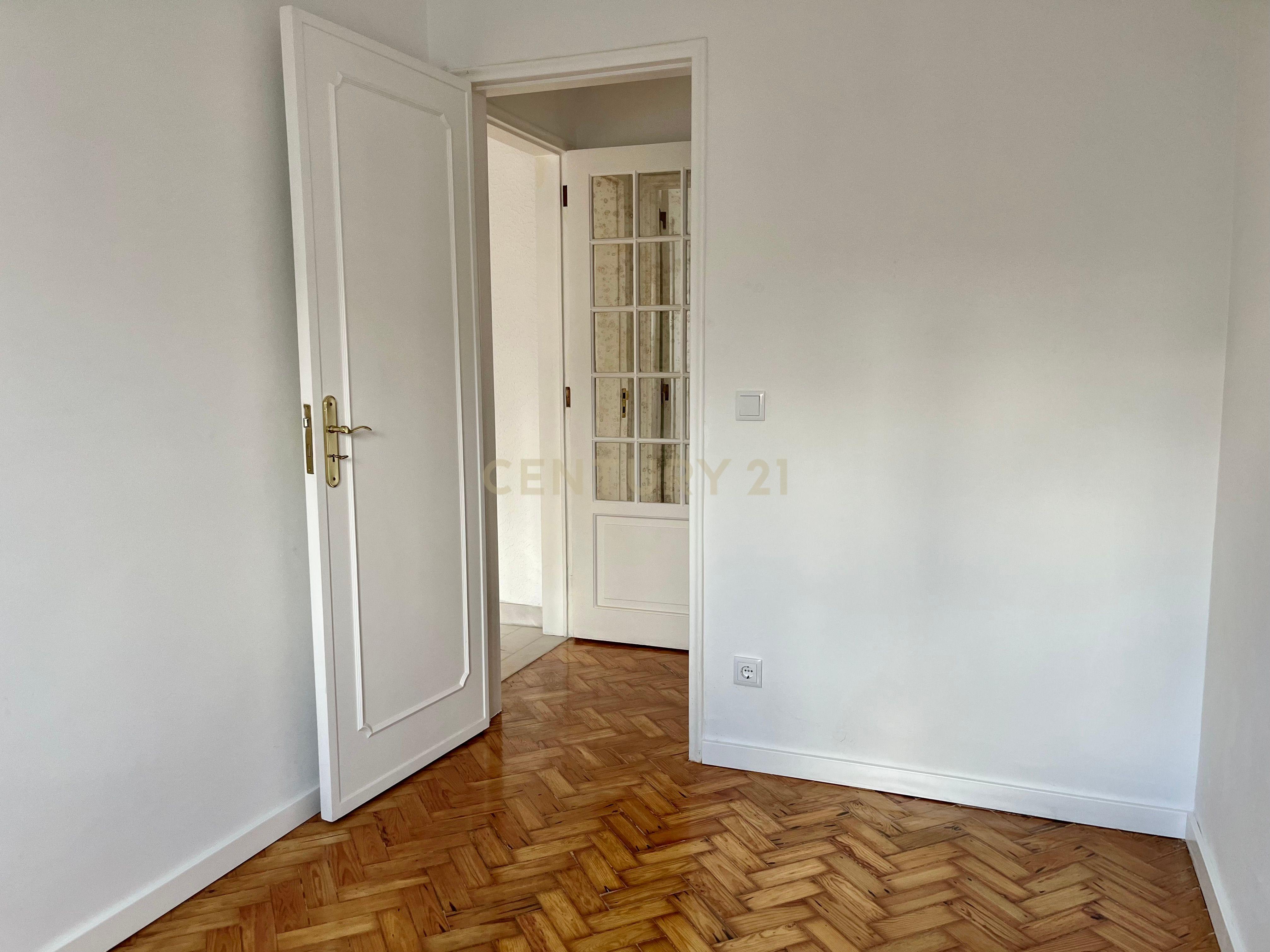 🏡 Arrenda-se Apartamento T4 em Alvalade – Remodelado | Com Garagem + 1 Estacionamento 🚗 - Image 23