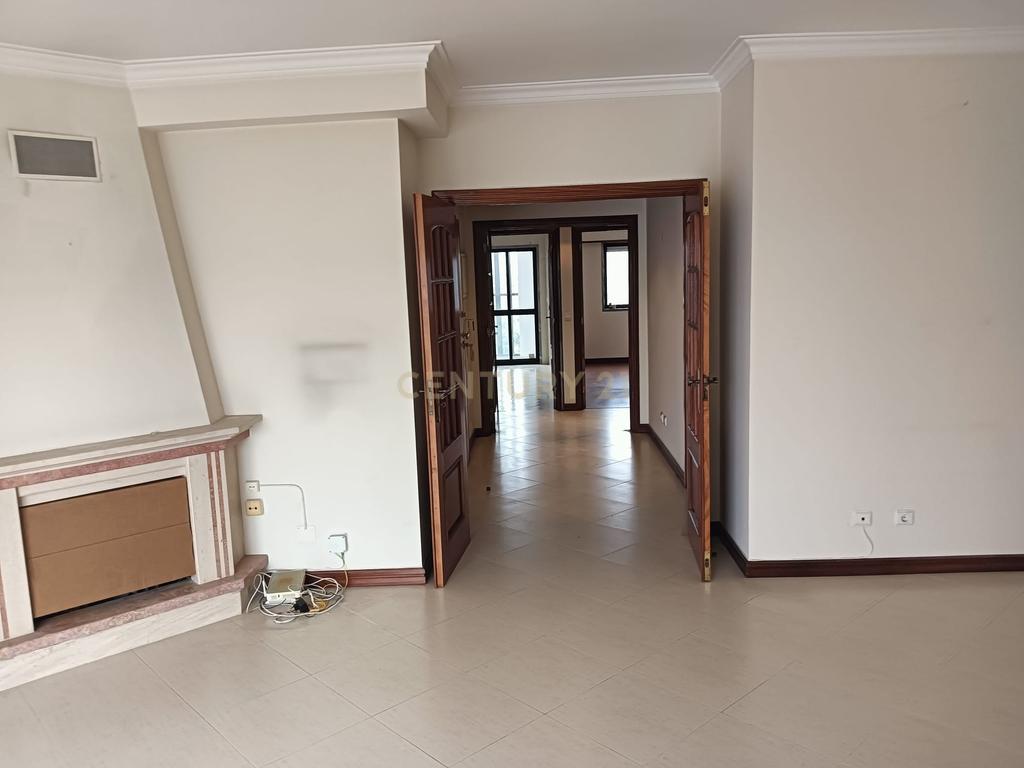 T3 com Suite/Garagem e Arrecadação - Vialonga - Image 41