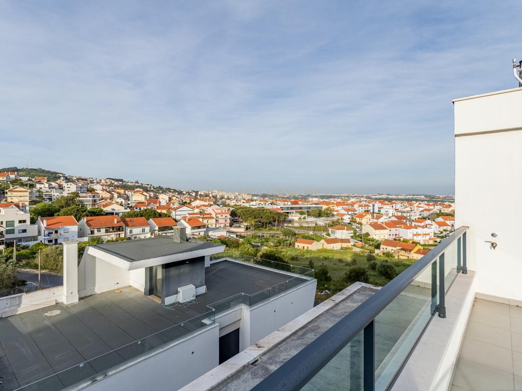 Luxuosa Moradia T5 em Odivelas com Vista Panorâmica - Image 46