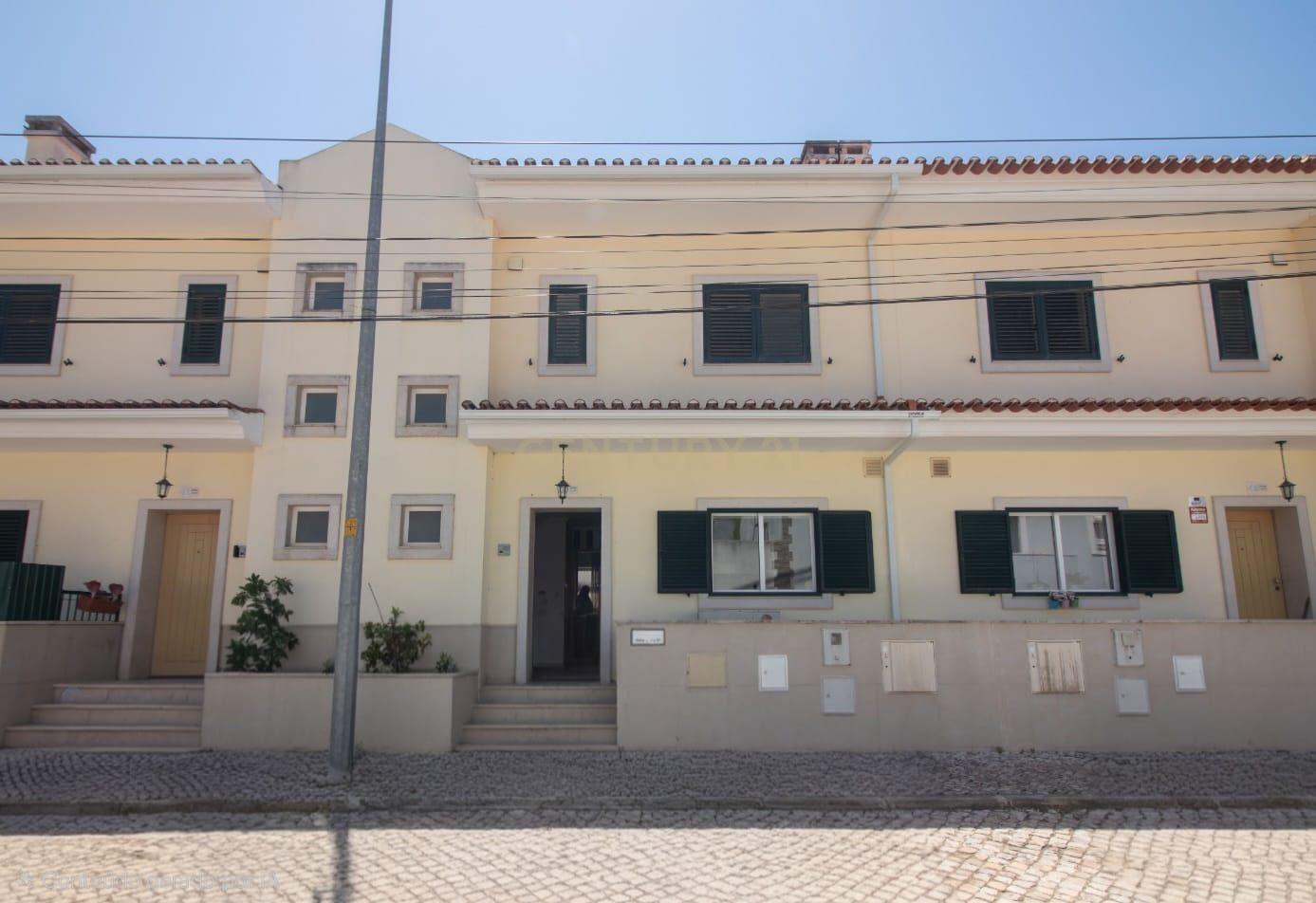Moradia T3 com Garagem  |  Abrigada - Alenquer