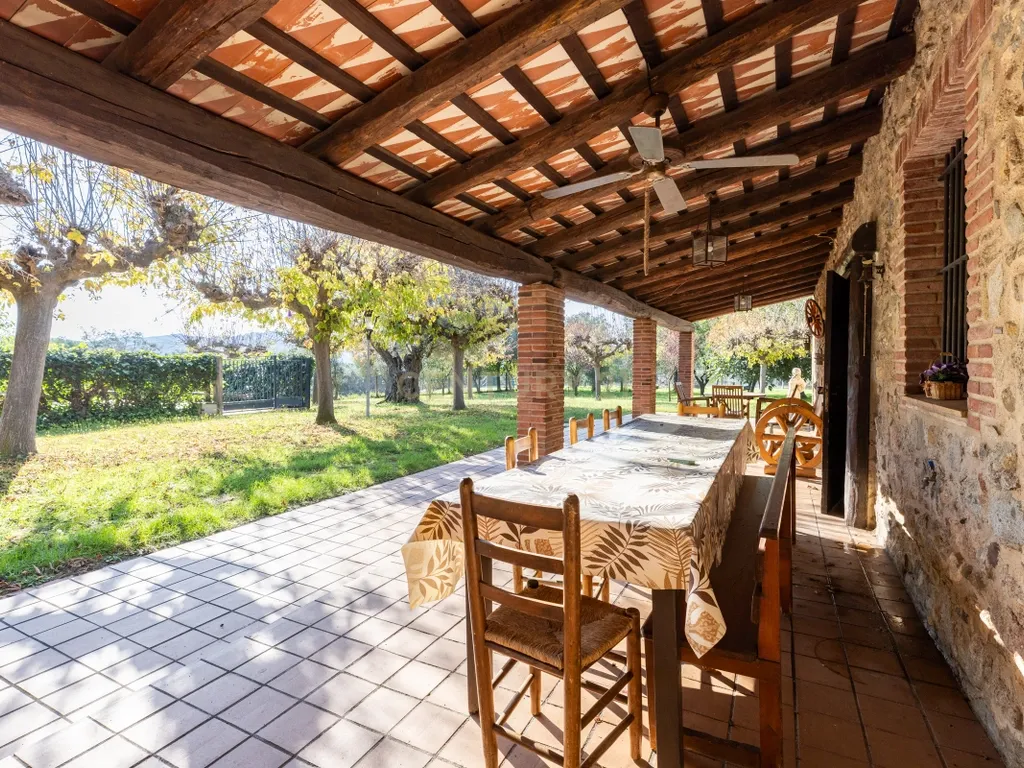 MASIA CATALANA EN VENDA A LLAGOSTERA – MÉS DE 7 HECTÀREES DE TERRENY, LLICÈNCIA TURÍSTICA, PISCINA I CAMP DE FUTBOL - Image 3