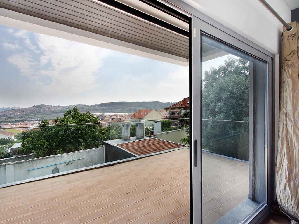 Moradia Isolada T4 Moderna com Piscina Privada, Jardim e Garagem Ampla na Pontinha - Image 34