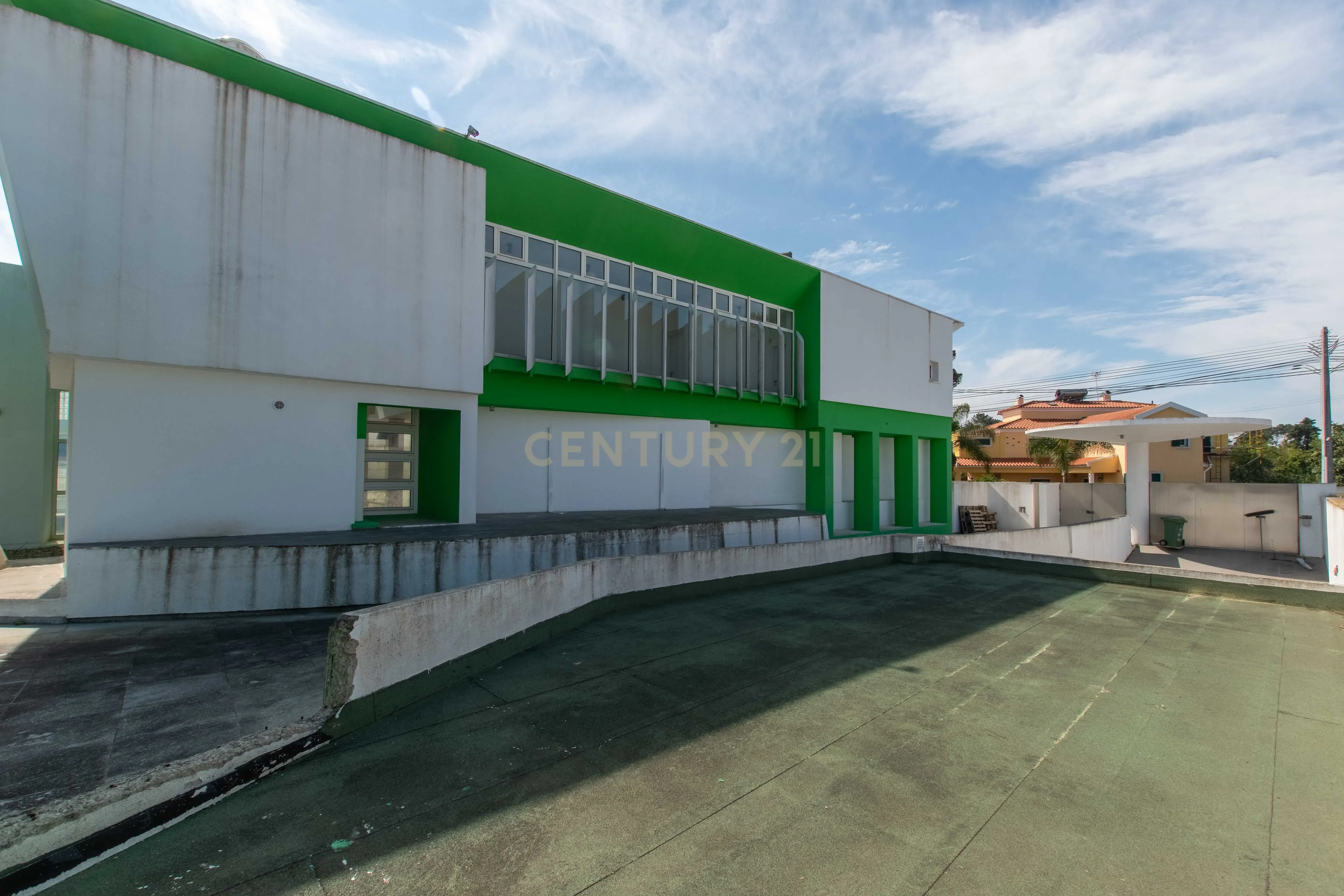 Fotografia 4 de Moradia Exclusiva com Piscina Interior, Mezzanine e Potencial Único na Verdizela